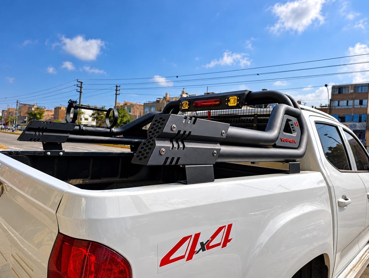 Detalle del antivuelco negro con luz LED instalado en la tolva de una pickup Maxus