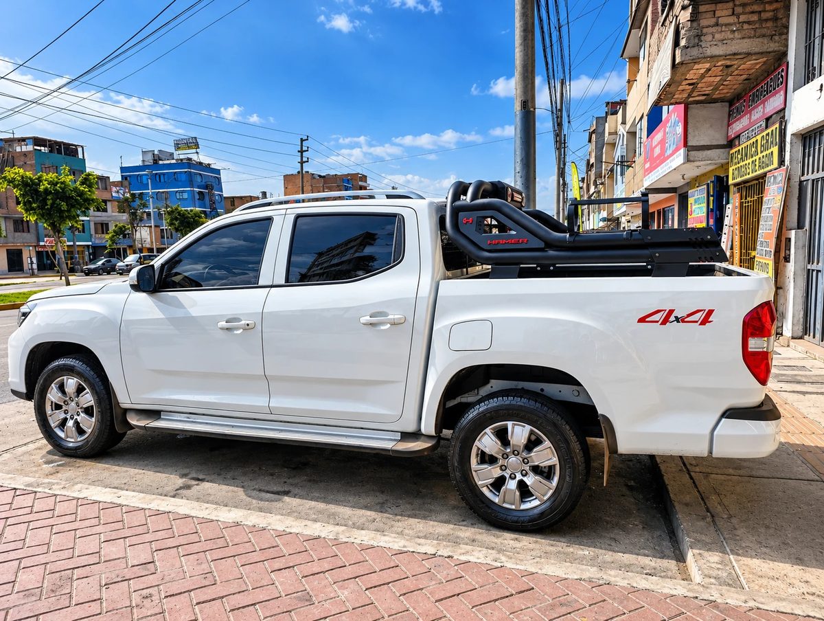 Pickup Maxus blanca con antivuelco negro con luces LED instalado por BISON FAMA en el Callao